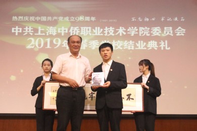 平杰书记向左发永赠送《邓小平传》